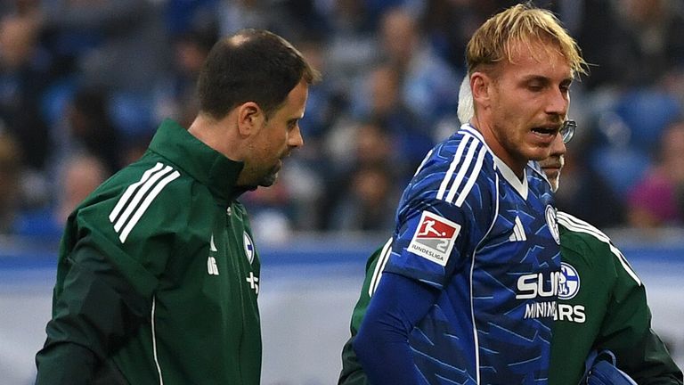 Schalkes Timo Becker droht eine lange Verletzungspause. 