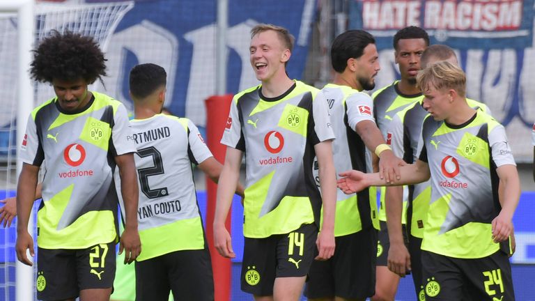 Maximilian Beier feiert mit Teamkollegen den Sieg gegen Heidenheim.