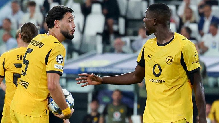 Die BVB-Teamkollegen Ramy Bensebaini (l.) und Serhou Guirassy streiten über die Ausführung des Elfmeters.