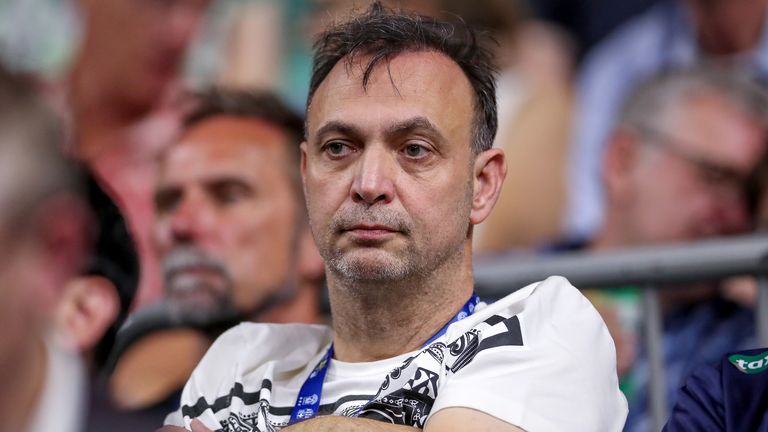 Bob Hanning entschuldigt sich bei Jaron Siewert.