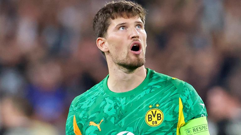 Gregor Kobel musste in Turin gleich viermal hinter sich greifen.