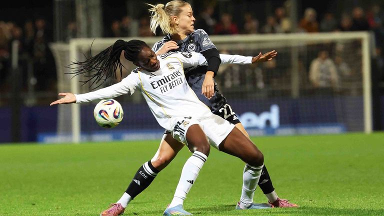 Linda Caicedo (Real Madrid) und Nadine Andrina Riesen (Eintracht Frankfurt) im Zweikampf in der Champions-League-Qualifikation.