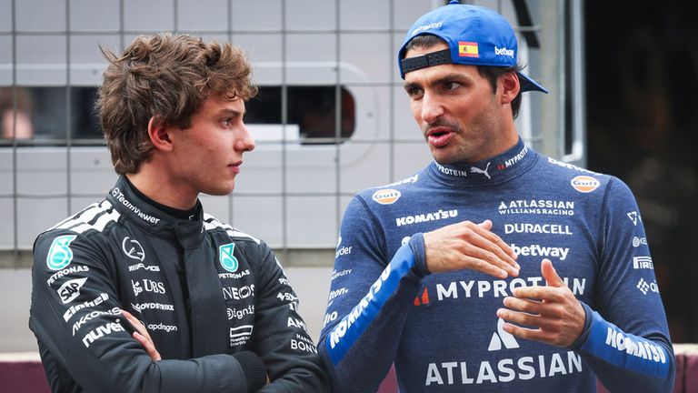 Carlos Sainz  (r.) in Baku im Gespräch mit Kimi Antonelli.