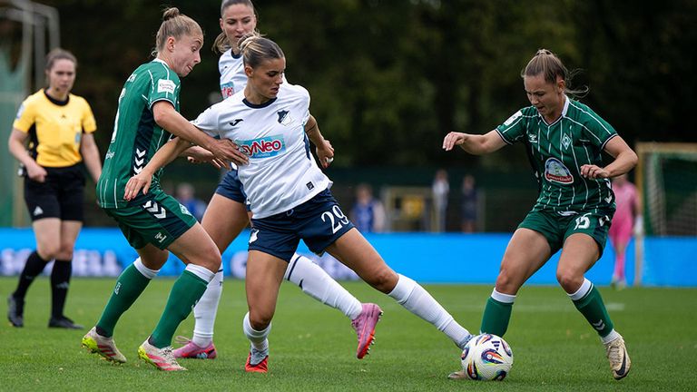 Hoffenheim-Torjägerin Selina Cerci (M) im Zweikampf mit Michelle Weiss (l.) und Michelle Ulbrich von Werder Bremen.