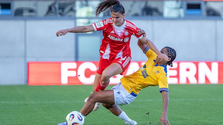 Bayern-Stürmerin Jovana Damnjanovic (l.) im Duell mit Jenas Josephine Bonsu.