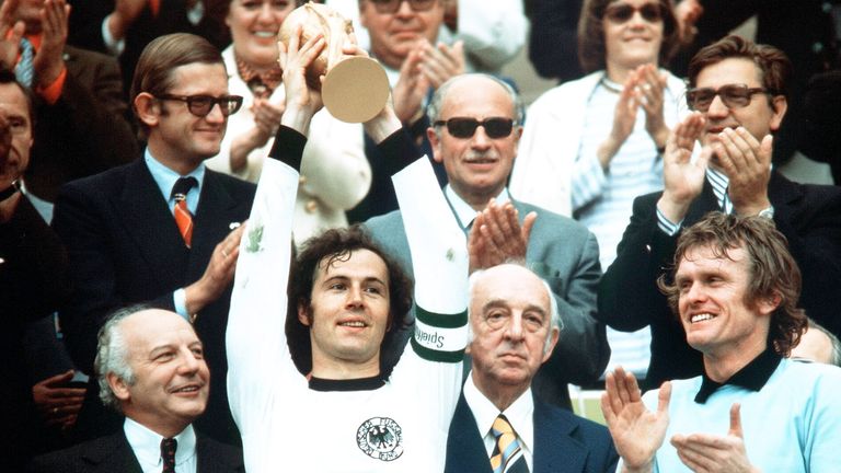 Franz Beckenbauer mit dem WM-Pokal nach dem gewonnenen Endspiel 1974 in München gegen die Niederlande.