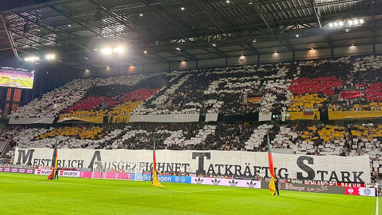 Die große Choreo der DFB-Fans für Mats Hummels.