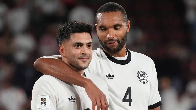Nadiem Amiri (l.) und Jonathan Tah freuen sich über den Sieg über Nordirland.