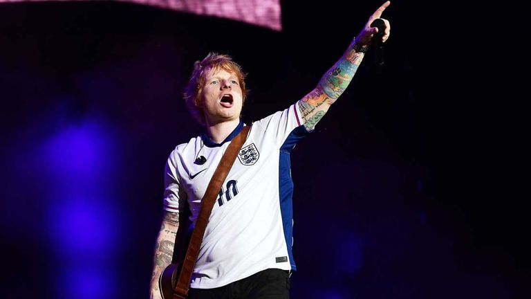 Ed Sheeran trat im Rahmenprogramm der EM 2024 in München im England-Trikot auf.