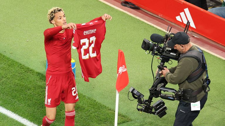 Hugo Ekitike leistet sich beim Torjubel einen Blackout und fliegt vom Platz.