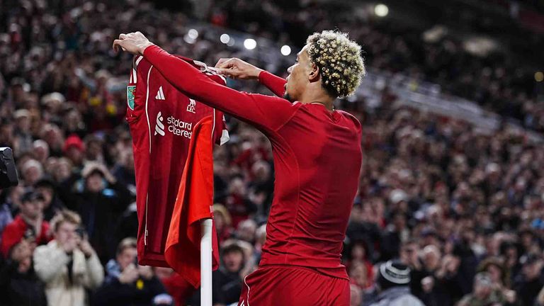 Liverpools Hugo Ekitike feiert den zweiten Treffer seiner Mannschaft gegen den FC Southampton.