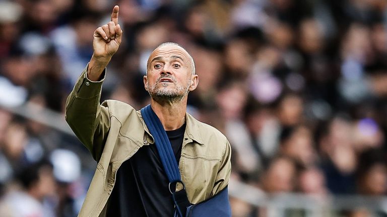 Luis Enrique wird zukünftig weniger auf der eigenen Trainerbank Platz nehmen.