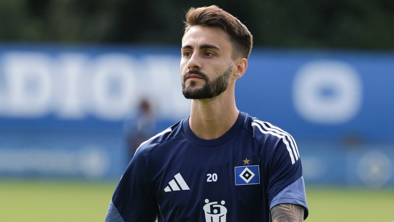 HSV-Neuzugang Fabio Vieira verliert bei seinem Debüt für Hamburg gegen Hannover 96.