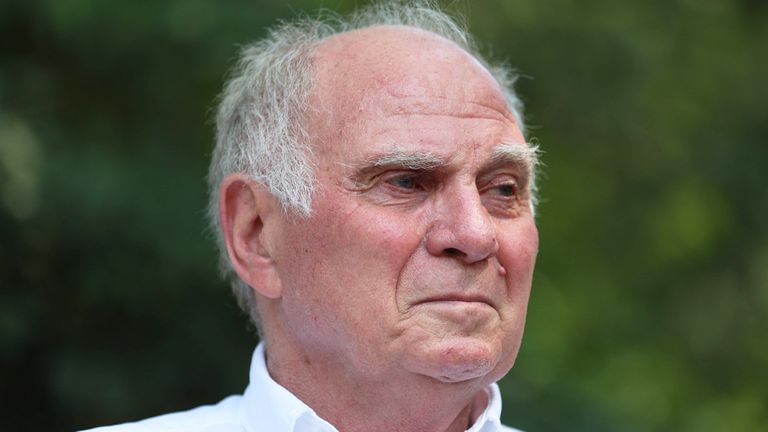 Uli Hoeneß wurde von der DFL geehrt, teilte dabei aber auch in seiner Rede gegen die Premier League aus.