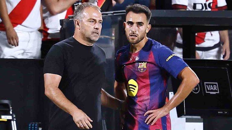 Barca-Trainer Hansi Flick im Gespräch mit Eric Garcia.