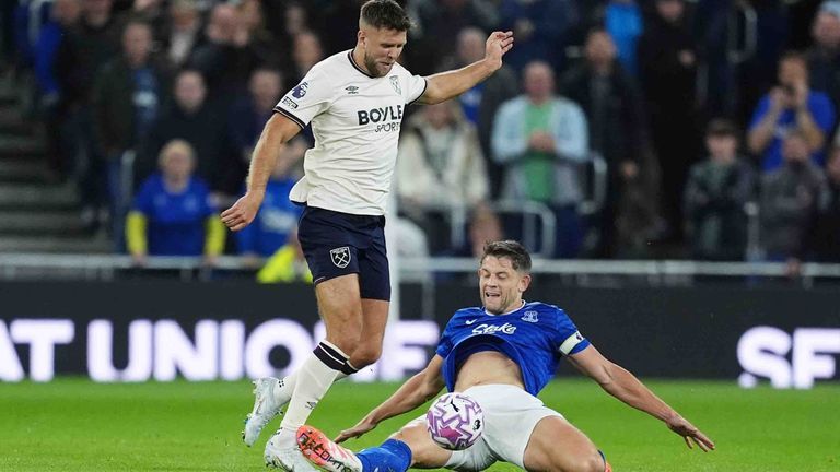 Niclas Füllkrug spitzelt den Ball an Evertons James Tarkowski vorbei.