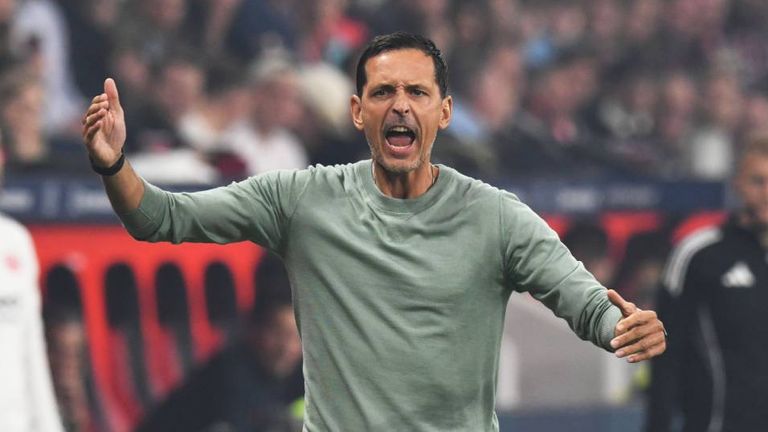 SGE-Trainer Dino Toppmöller steht vor einem brisantem Duell in der Champions League. 