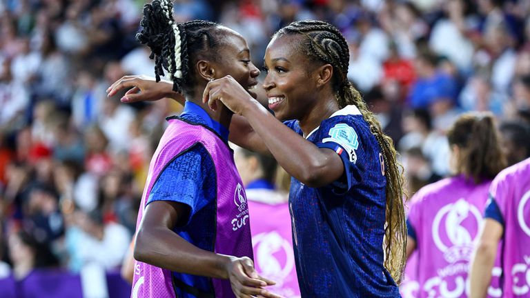 Grace Geyoro (r.) wechselt für eine Weltrekord-Summe im Frauen-Fußball von Paris Saint-Germain zu London City Lionesses.