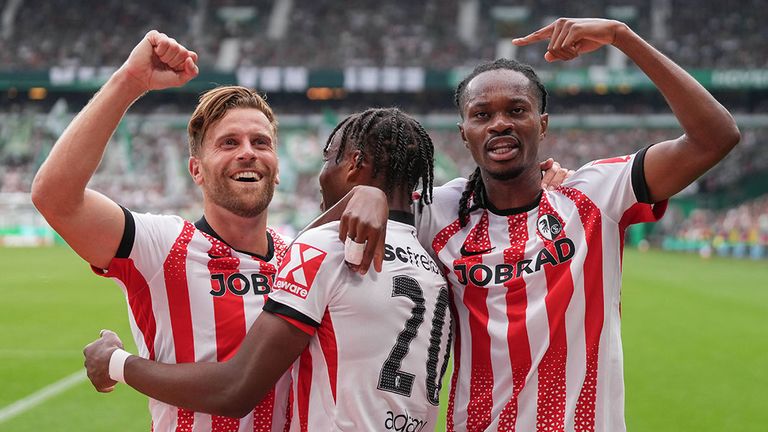 Lucas Höler (von l.), Junior Adamu und Jordy Makengo bejubeln ein Tor für den SC Freiburg.