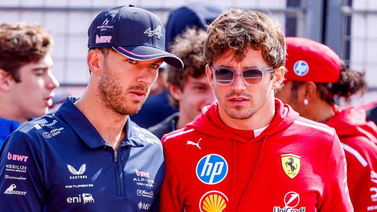 Pierre Gasly (l.) im Gespräch mit Ferrari-Pilot Charles Leclerc 
