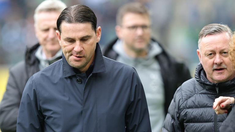Gerardo Seoane (l.) wackelt nach der herben Heimpleite gegen Werder Bremen.