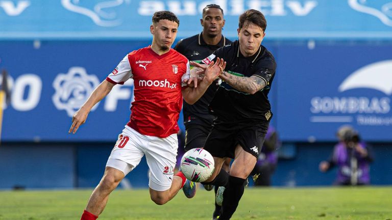 ISMAEL GHARBI (l.) ist auf Leihbasis vom SC Braga zum FC Augsburg gewechselt.