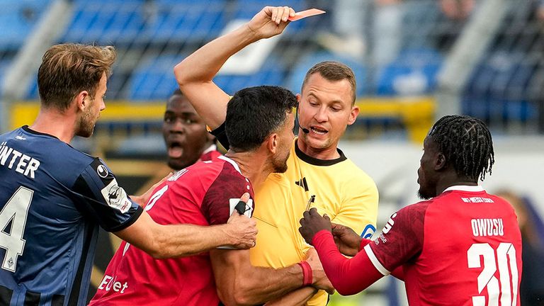 Essen-Profi und Rotsünder Klaus Gjasula (2. von l.) bedrängt Schiedsrichter Florian Lechner (2. von r.).