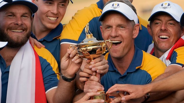 Diesen gar nicht so großen Pokal will Team Europa um Kapitän Luke Donald (Mitte) verteidigen. (Archiv-Foto)