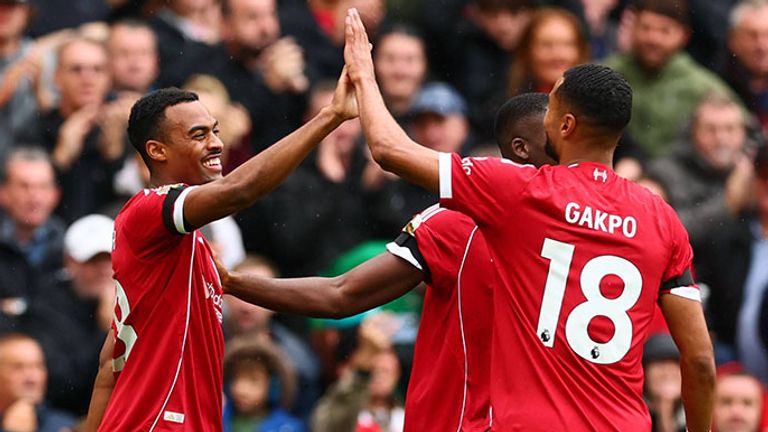 Ryan Gravenberch (l.) bejubelt sein Tor für den FC Liverpool.