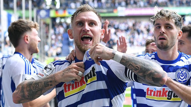 Alexander Hahn bejubelt sein Tor für den MSV Duisburg.