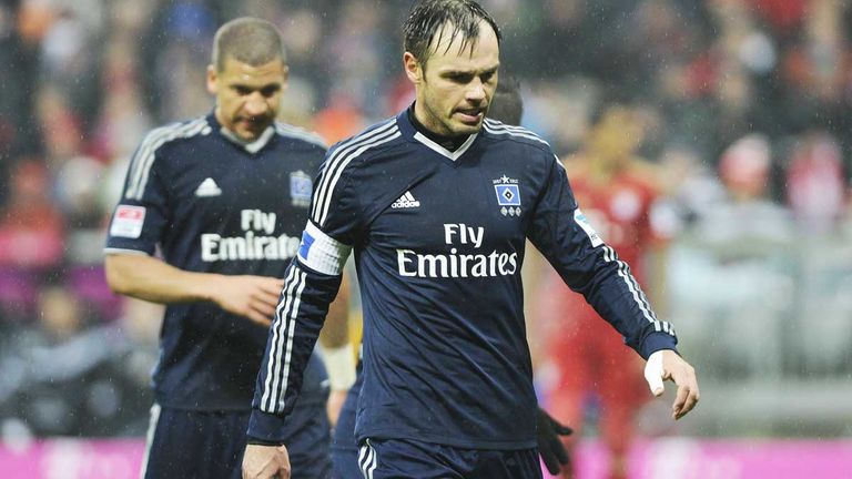 Die HSV-Spieler Heiko Westermann (l.) und Jeffrey Bruma gehen im März 2013 nach der 2:9-Niederlage in München vom Platz.