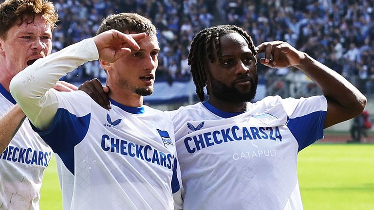Michael Cuisance (l.) bejubelt mit Teamkollege Deyovaisio Zeefuik sein Tor für Hertha BSC.
