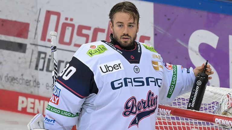 Torwart Jake Hildebrand von den Eisbären Berlin ist enttäuscht.