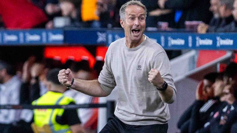 Kasper Hjulmand feiert ein gelungenes Debüt als Coach von Bayer Leverkusen.