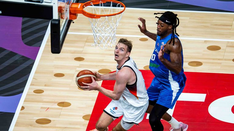 Die deutsche Basketball-Nationalmannschaft bangt vor dem EM-Halbfinale um den Einsatz von Justus Hollatz.