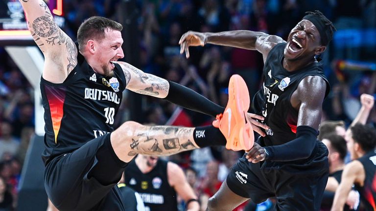 Daniel Theis (l.) und Isaac Bonga feiern den deutschen EM-Titel.