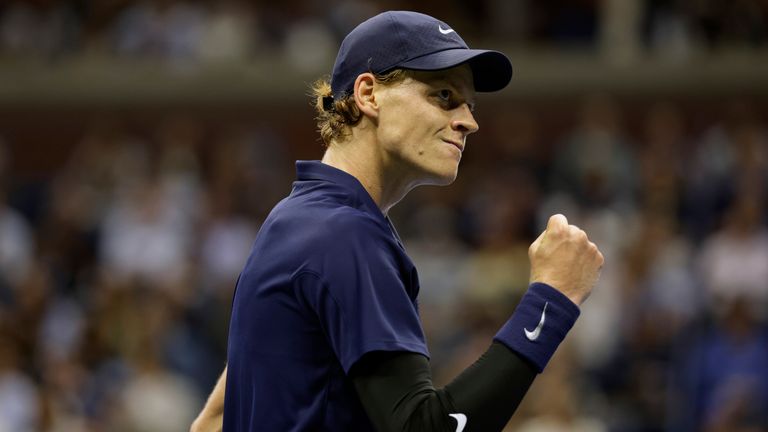 Jannik Sinner ist problemlos ins Halbfinale der US Open eingezogen.