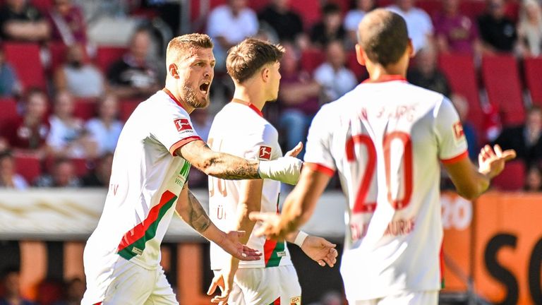 Jeffrey Gouweleeuw (l.) fällt mit einer Knieverletzung länger aus.