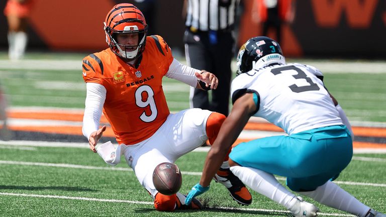 Bengals-Quarterback Jow Burrow (l.) verletzt sich beim Sieg gegen die Jacksonville Jaguars.