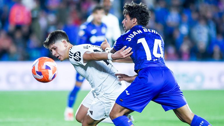In der vergangenen Saison spielte Juan Bernat (r.) noch mit Getafe gegen Arda Güler (l.) und Real Madrid.