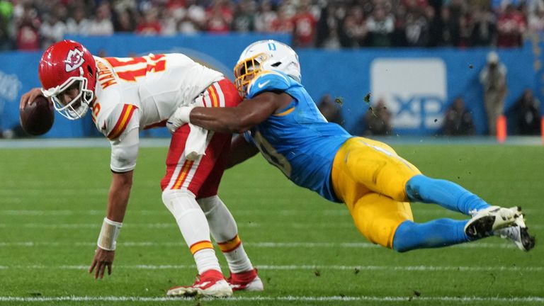 Patrick Mahomes (l.) und die Kansas City Chiefs verlieren zum NFL-Auftakt gegen die Los Angeles Chargers.