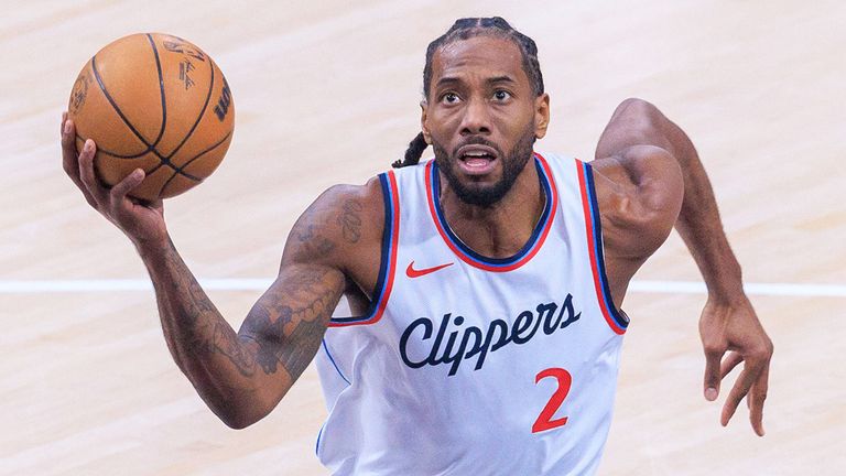 Clippers-Star Kawhi Leonard setzt sich zu Wehr.