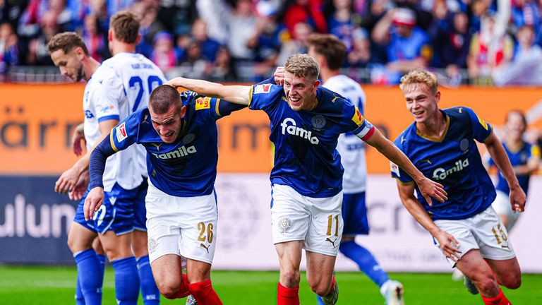 Holstein Kiel fertigt den Karlsruher SC ab.