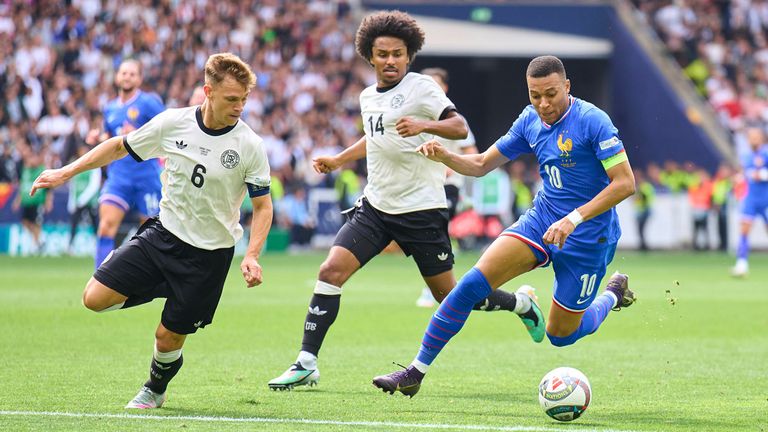 Joshua Kimmich (l.) und das DFB-Team (hier im Duell mit Frankreich) testen vor der WM unter anderem gegen die Elfenbeinküste und Finnland.