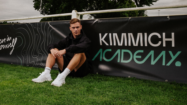 Joshua Kimmich eröffnet in seiner Heimat eine Fußball-Akademie - Quelle: KIMMICH ACADEMY.