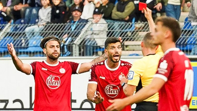 Essens Klaus Gjasula (2.v.l.) flog in Mannheim mit Rot vom Platz.