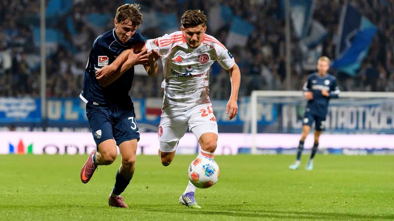 Kacper Koscierski (VfL Bochum) und Florent Muslija (Fortuna Düsseldorf) im Kampf um den Ball.