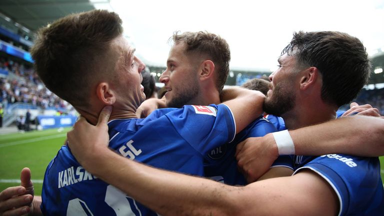 Der Karlsruher SC bejubelt einen späten Sieg gegen Magdeburg. 