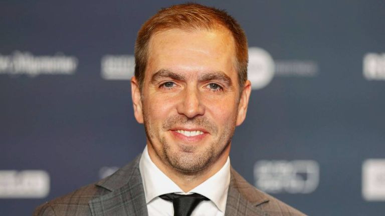 Philipp Lahm wird mit dem Bundesverdienstkreuz ausgezeichnet. 