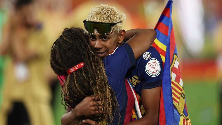Lamine Yamal umarmt seine Mutter nach dem Sieg im spanischen Pokalfinale mit dem FC Barcelona gegen Real Madrid im April.